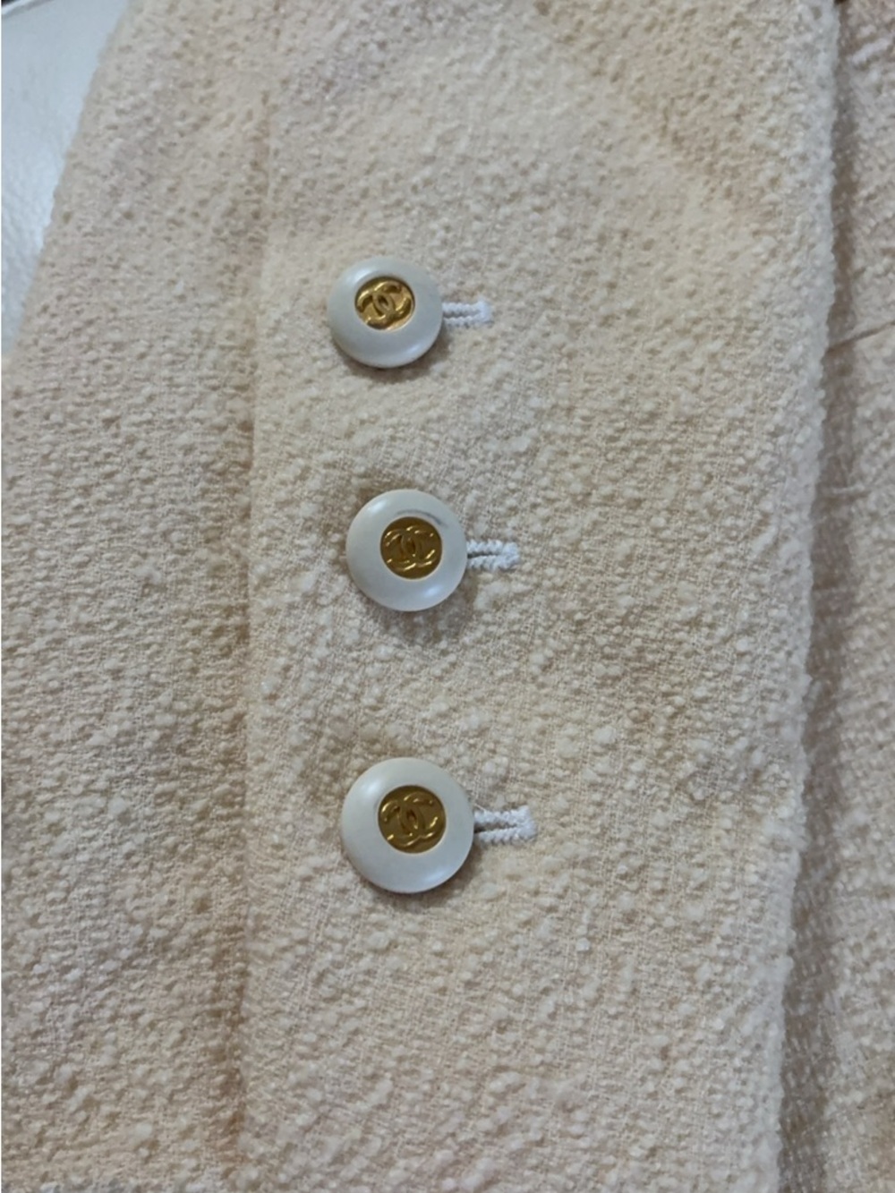 CHANEL Boutique Pale Cream Bouclé Cropped Blazer - Picture 5 of 16